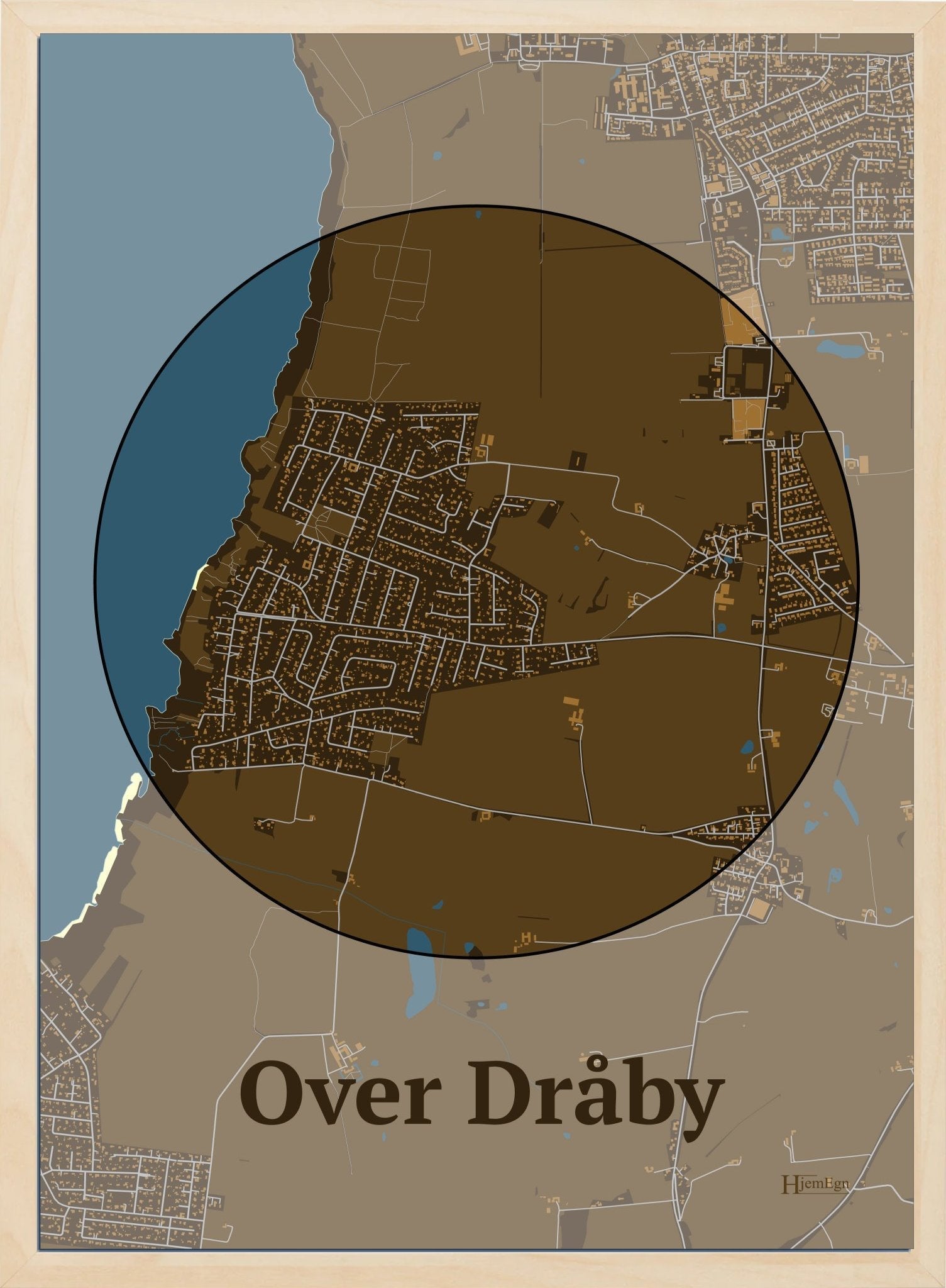 Over Dråby plakat i farve mørk brun og HjemEgn.dk design centrum. Design bykort for Over Dråby