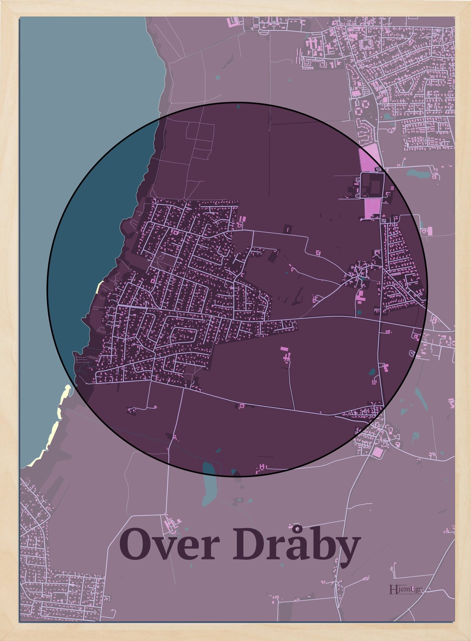 Over Dråby plakat i farve mørk rød og HjemEgn.dk design centrum. Design bykort for Over Dråby