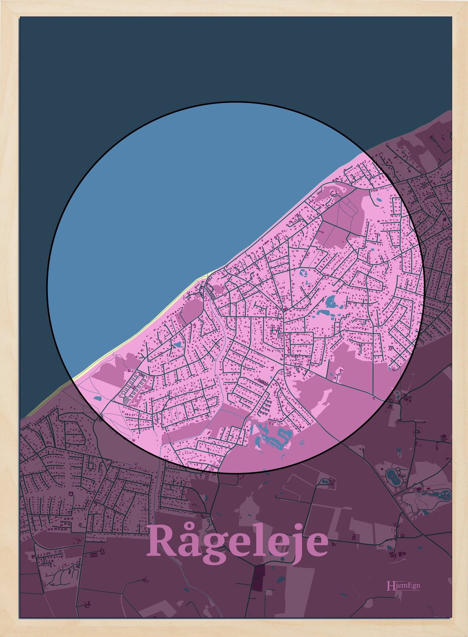 Rågeleje plakat i farve pastel rød og HjemEgn.dk design centrum. Design bykort for Rågeleje