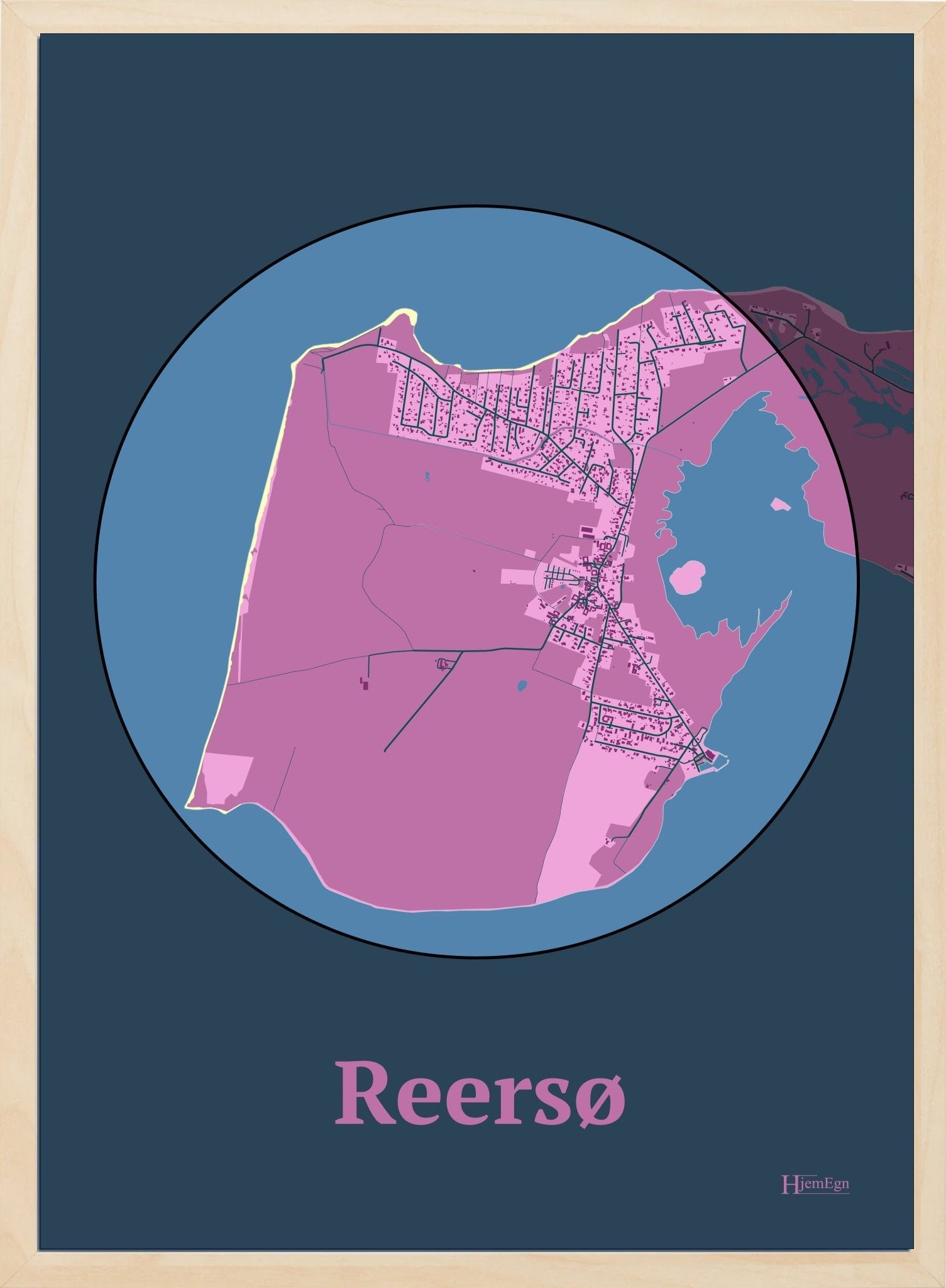 Reersø plakat i farve pastel rød og HjemEgn.dk design centrum. Design bykort for Reersø