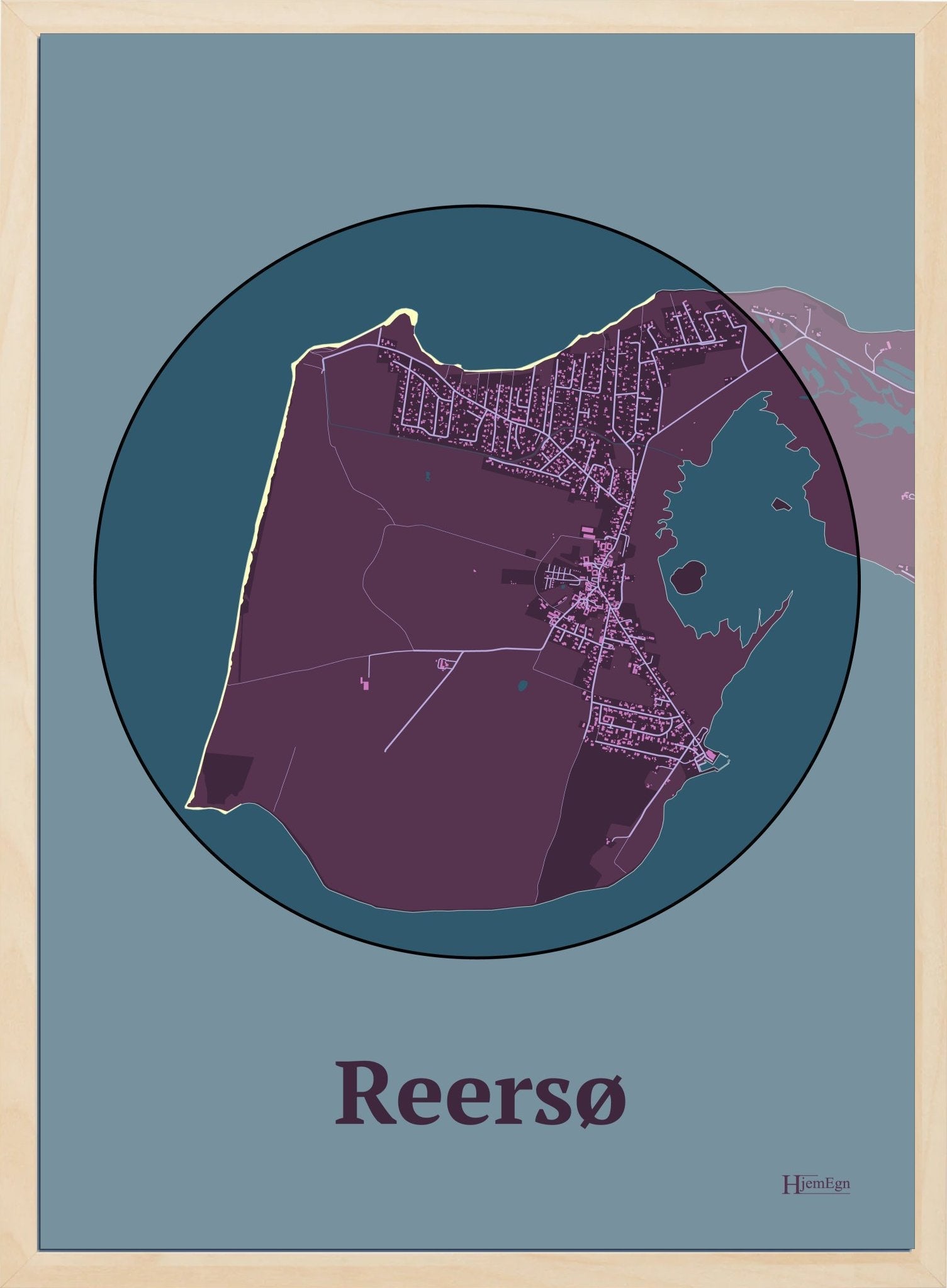 Reersø plakat i farve mørk rød og HjemEgn.dk design centrum. Design bykort for Reersø