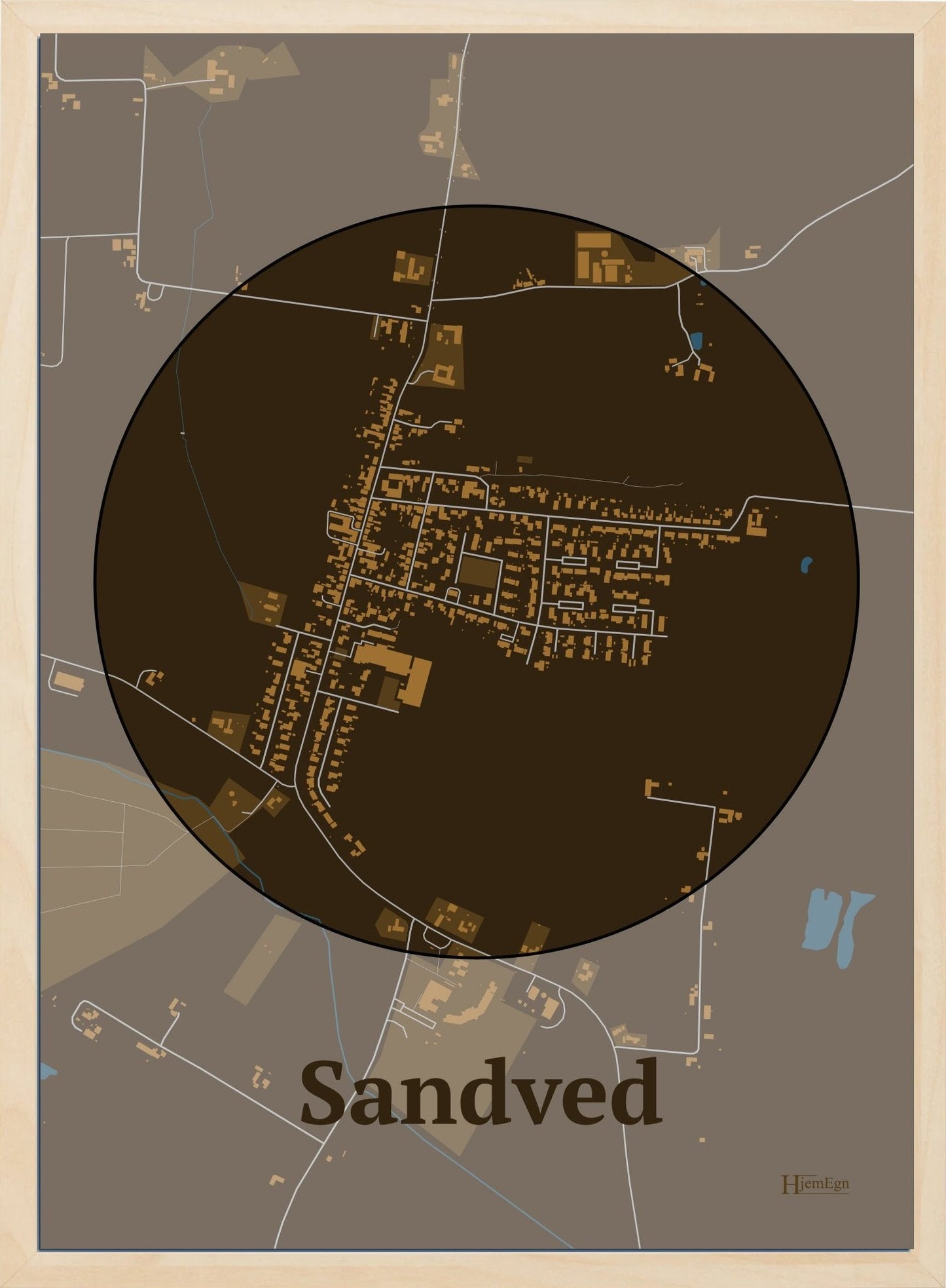 Sandved plakat i farve mørk brun og HjemEgn.dk design centrum. Design bykort for Sandved