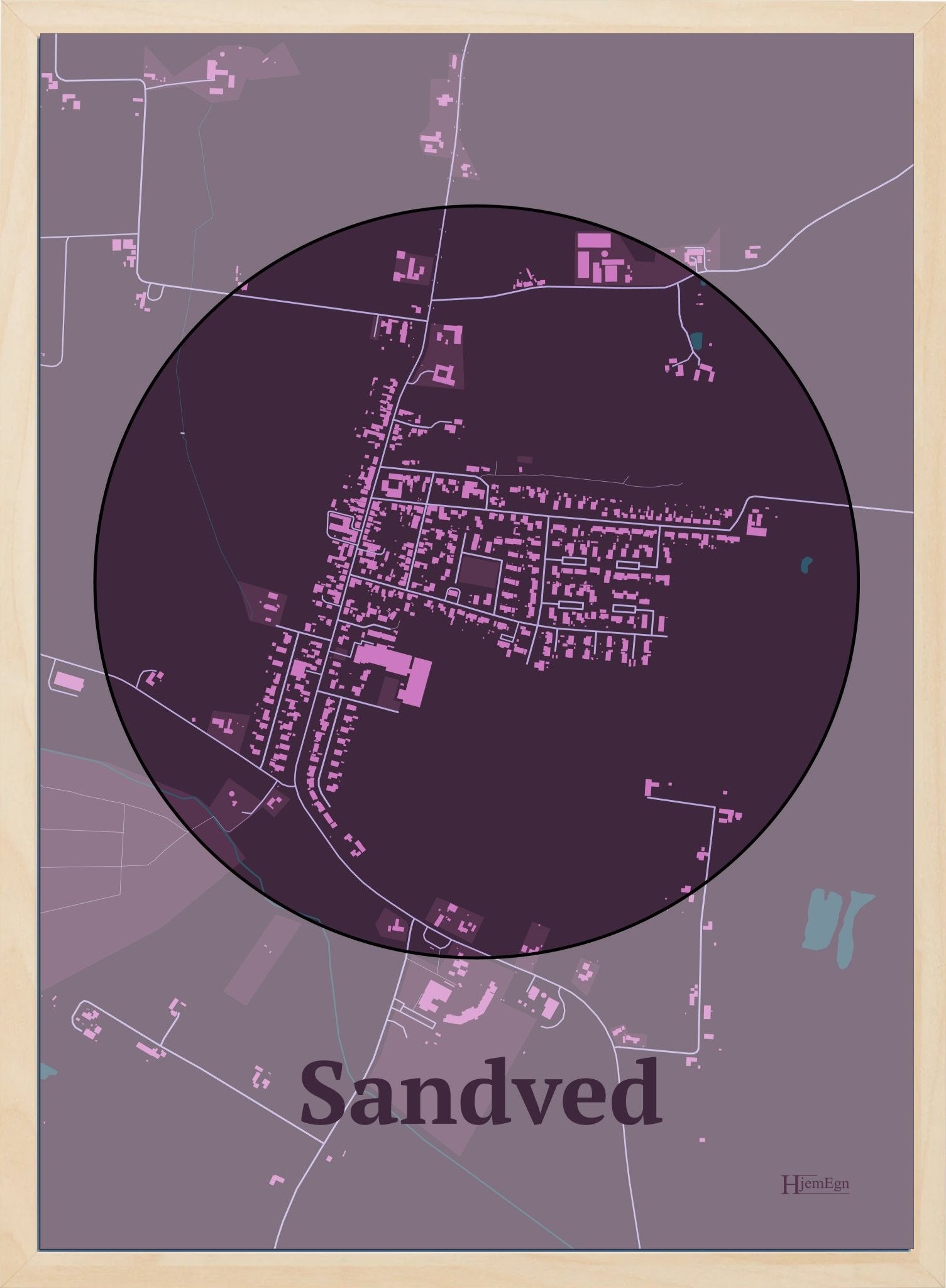 Sandved plakat i farve mørk rød og HjemEgn.dk design centrum. Design bykort for Sandved
