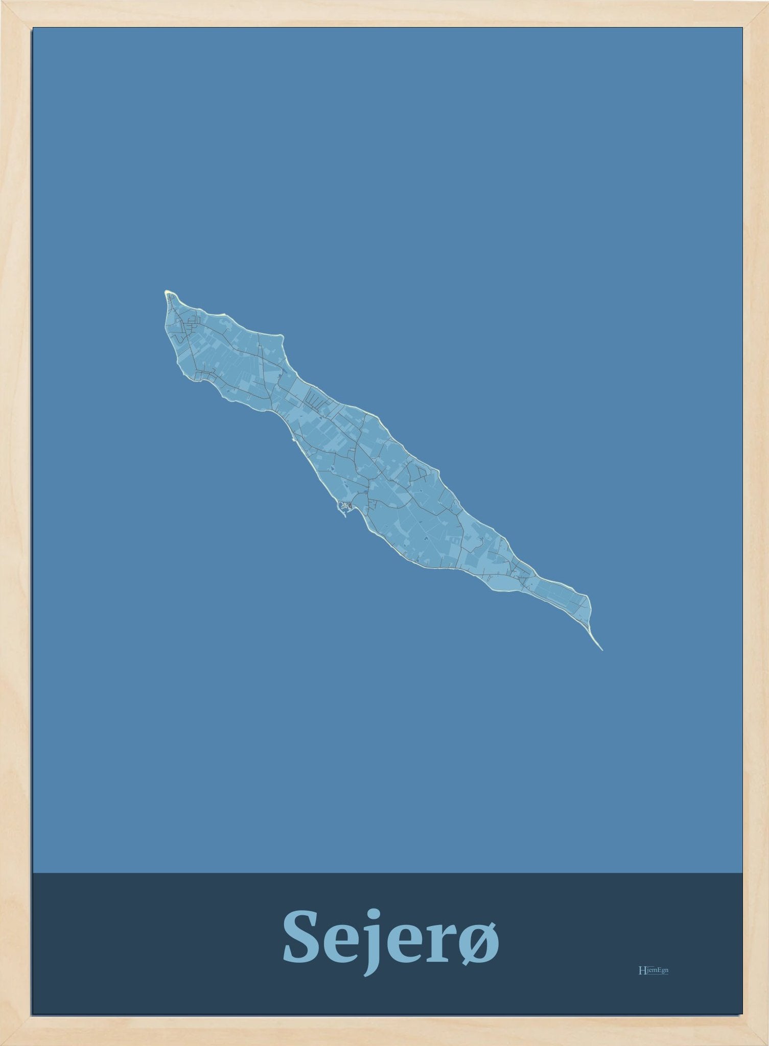 Sejerø plakat i farve pastel blå og HjemEgn.dk design firkantet. Design ø-kort for Sejerø