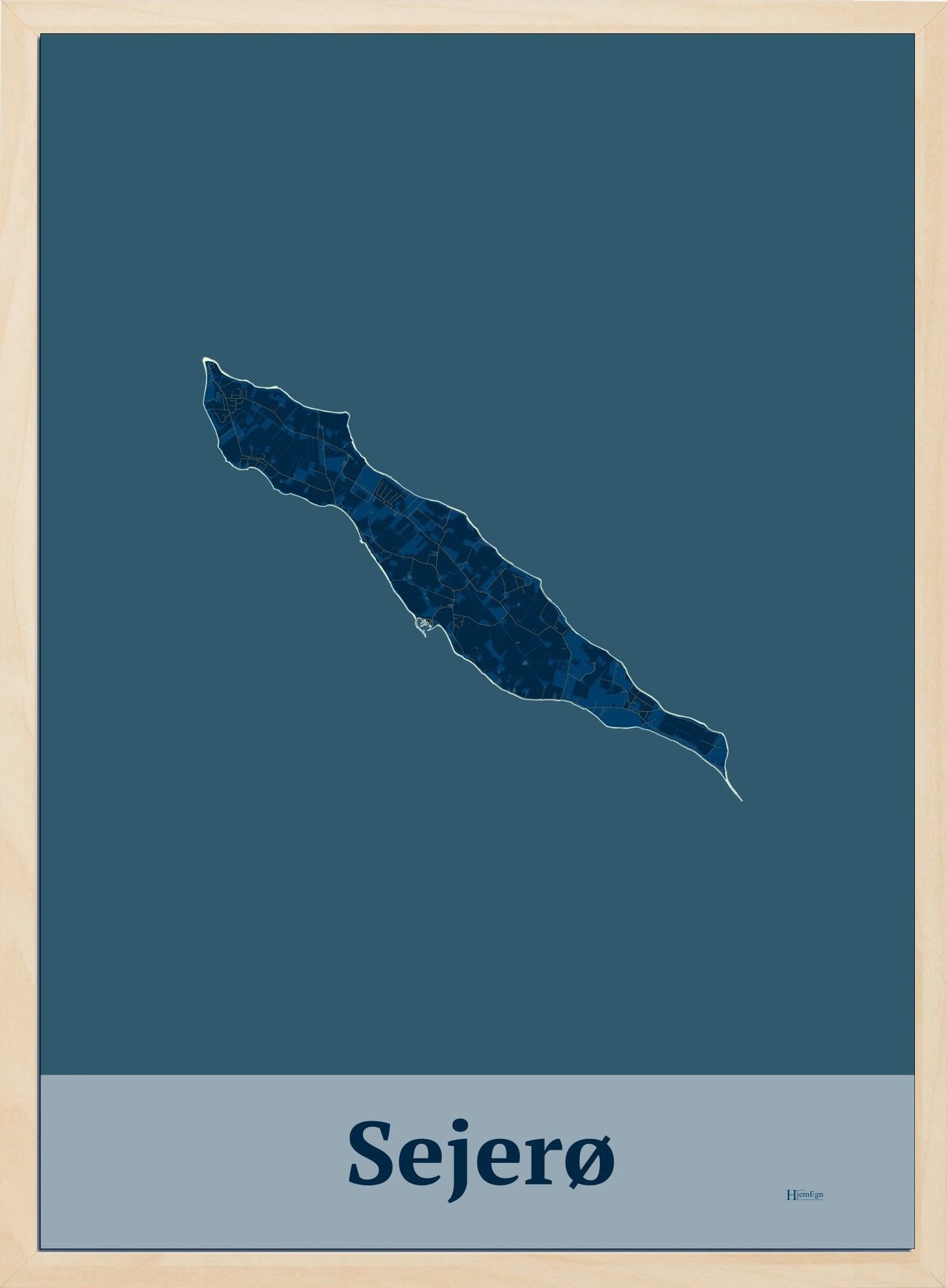 Sejerø plakat i farve mørk blå og HjemEgn.dk design firkantet. Design ø-kort for Sejerø