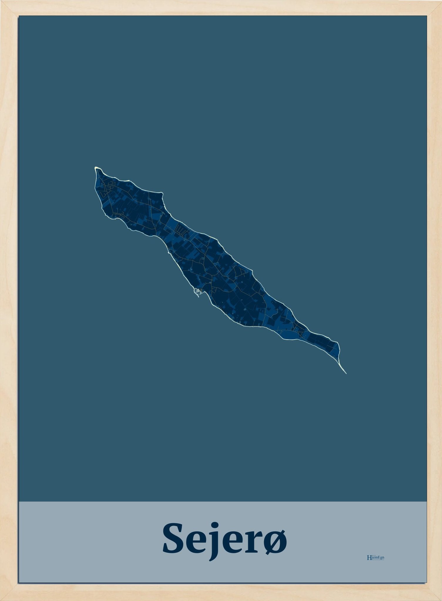 Sejerø plakat i farve mørk blå og HjemEgn.dk design firkantet. Design ø-kort for Sejerø
