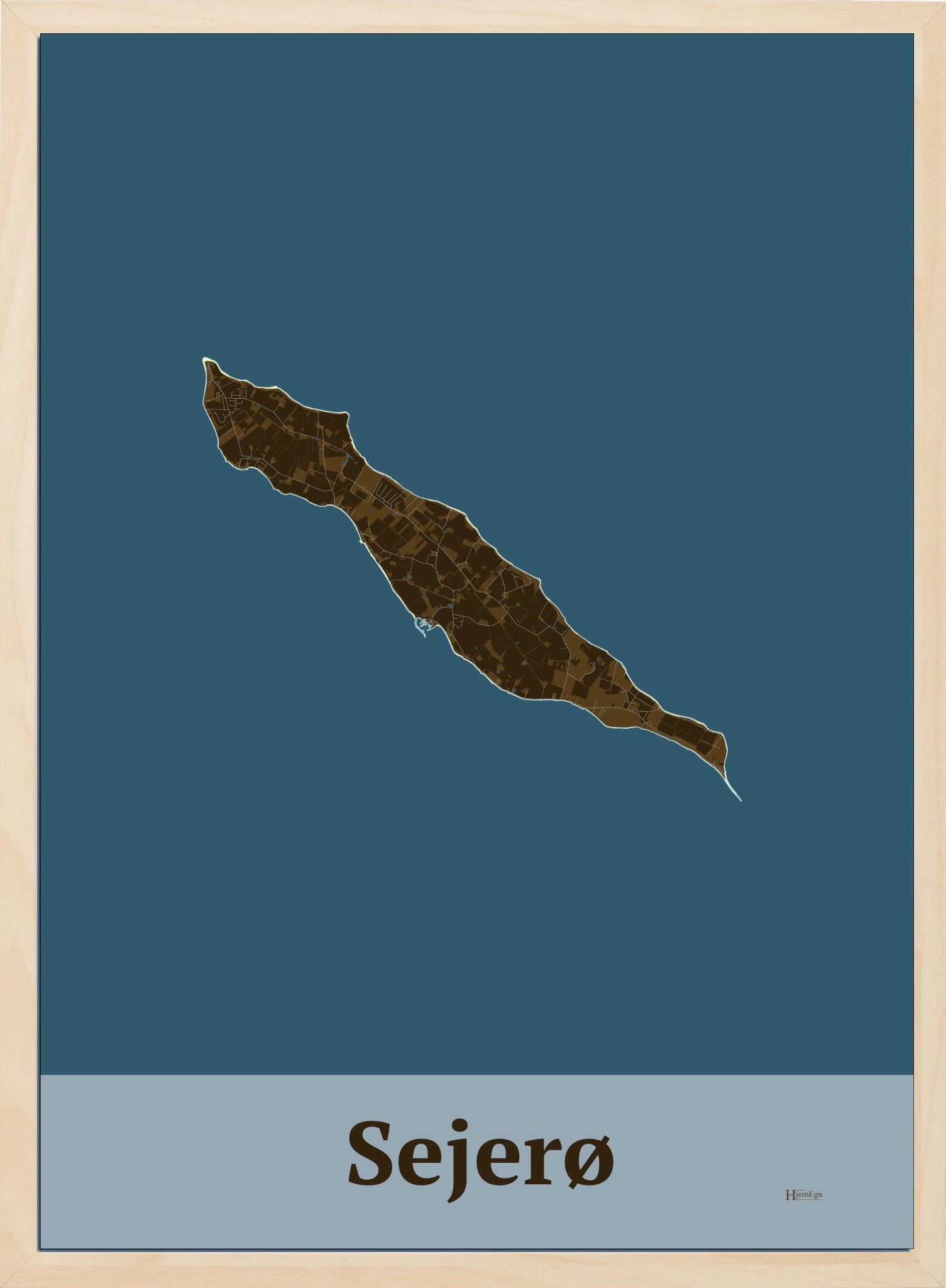 Sejerø plakat i farve mørk brun og HjemEgn.dk design firkantet. Design ø-kort for Sejerø