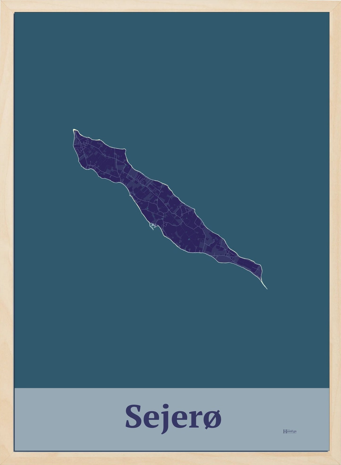Sejerø plakat i farve mørk lilla og HjemEgn.dk design firkantet. Design ø-kort for Sejerø