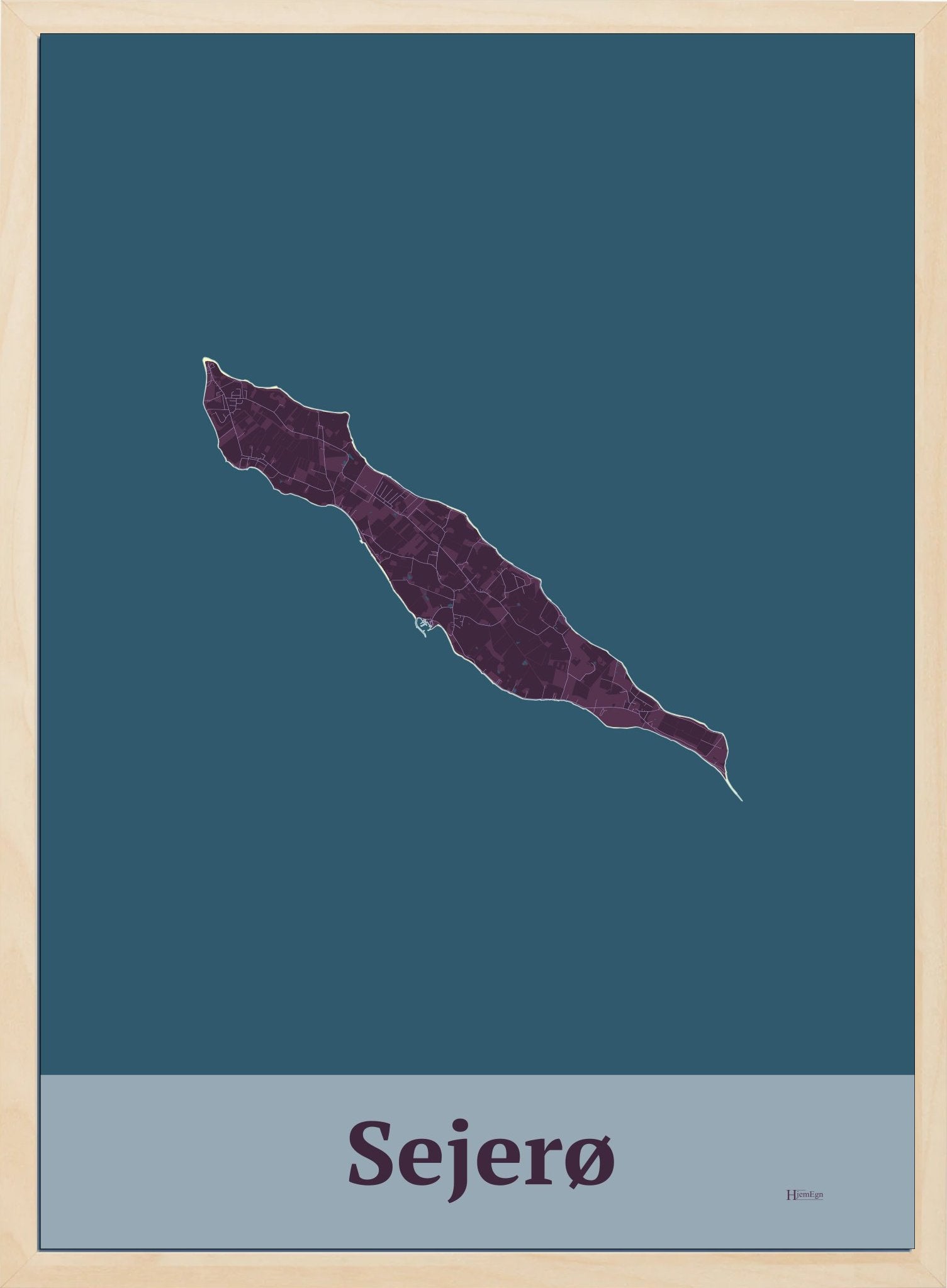 Sejerø plakat i farve mørk rød og HjemEgn.dk design firkantet. Design ø-kort for Sejerø
