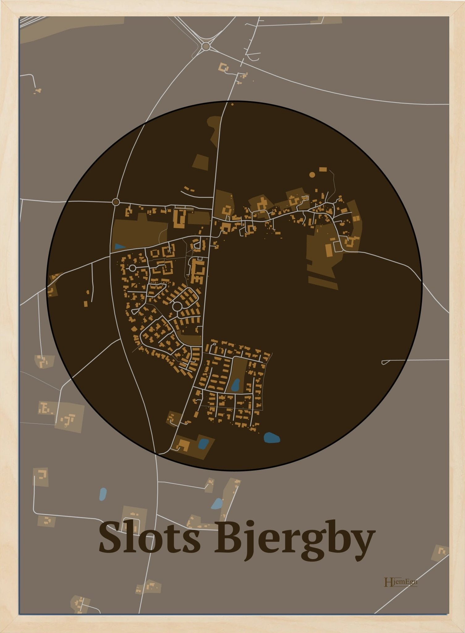 Slots Bjergby plakat i farve mørk brun og HjemEgn.dk design centrum. Design bykort for Slots Bjergby