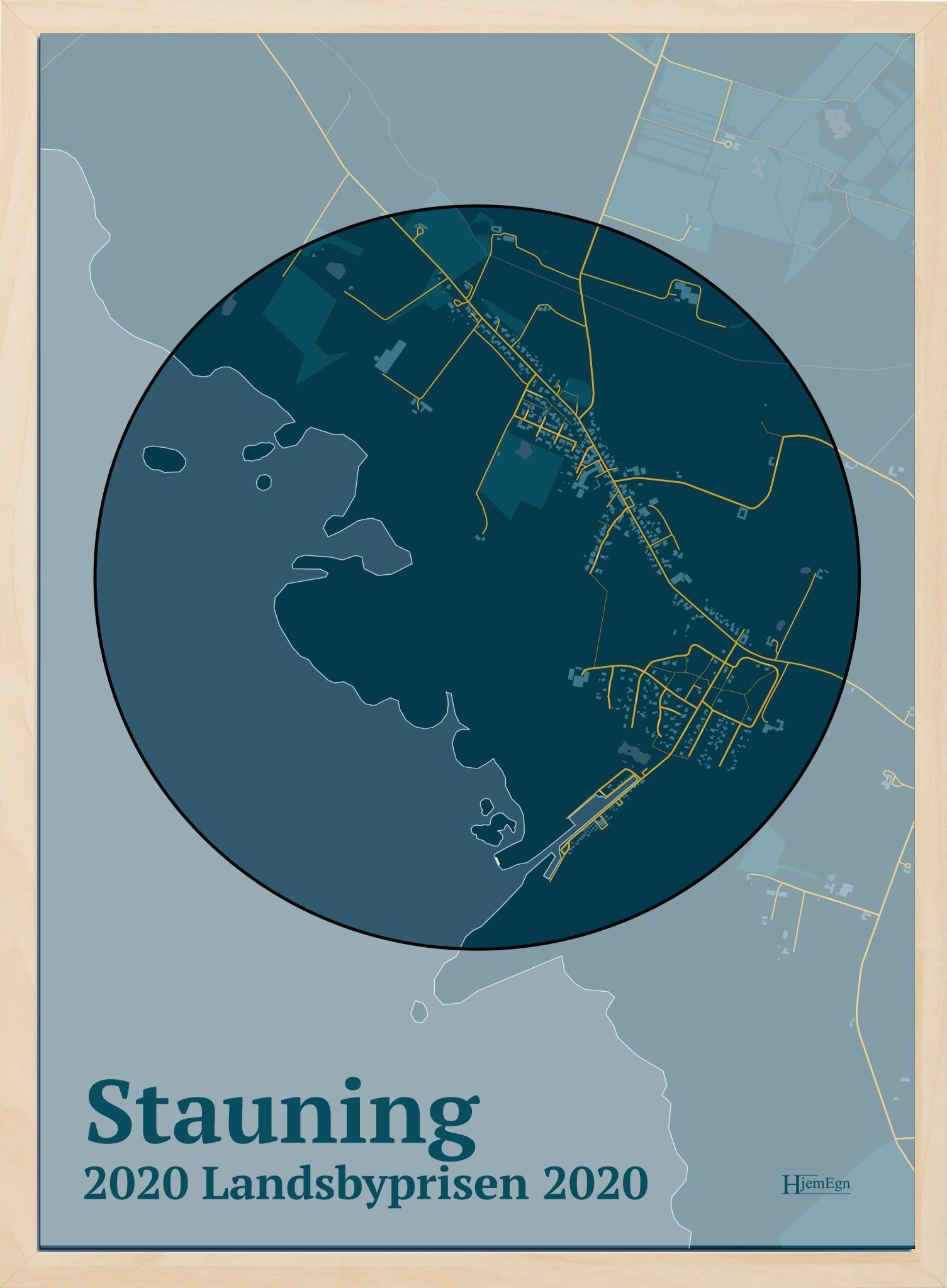 Stauning Vinder Af Landsbyprisen 2020 plakat i farve mørk blå og HjemEgn.dk design centrum. Design bykort for Stauning Vinder Af Landsbyprisen 2020