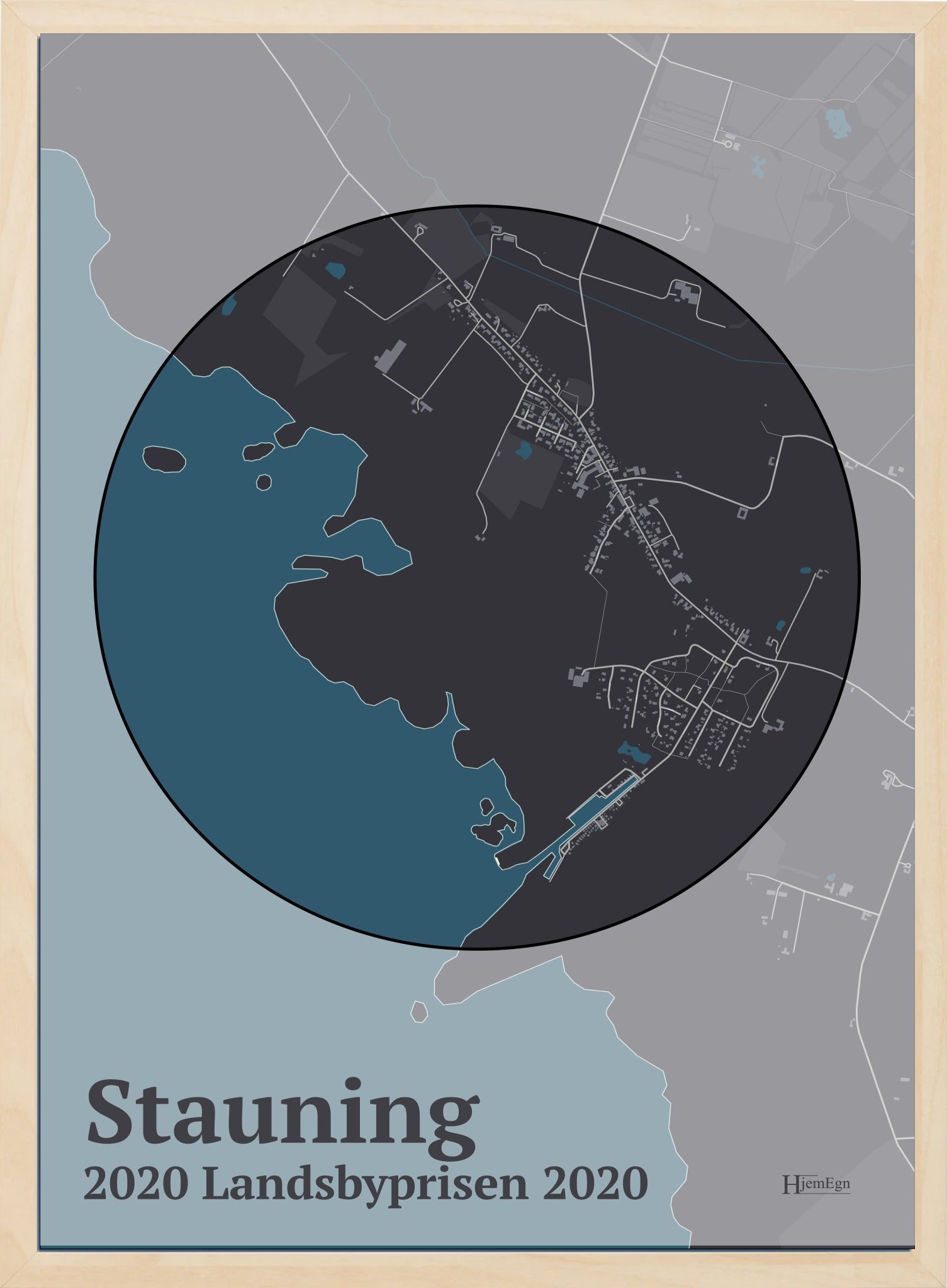 Stauning Vinder Af Landsbyprisen 2020 plakat i farve mørk brun og HjemEgn.dk design centrum. Design bykort for Stauning Vinder Af Landsbyprisen 2020