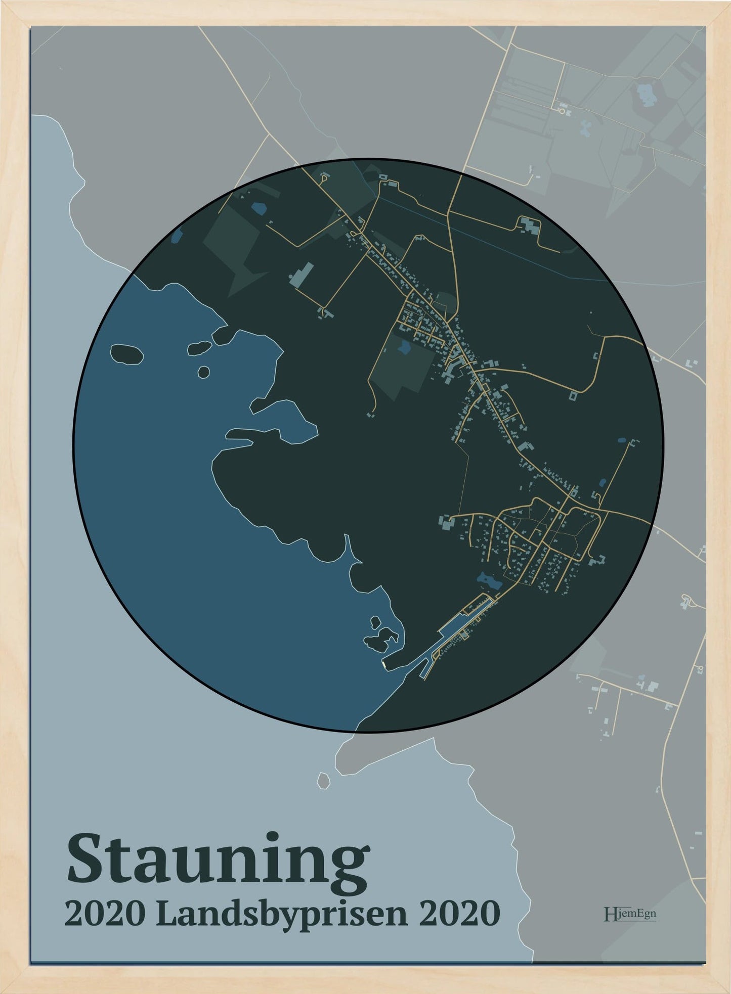 Stauning Vinder Af Landsbyprisen 2020 plakat i farve mørk grøn og HjemEgn.dk design centrum. Design bykort for Stauning Vinder Af Landsbyprisen 2020
