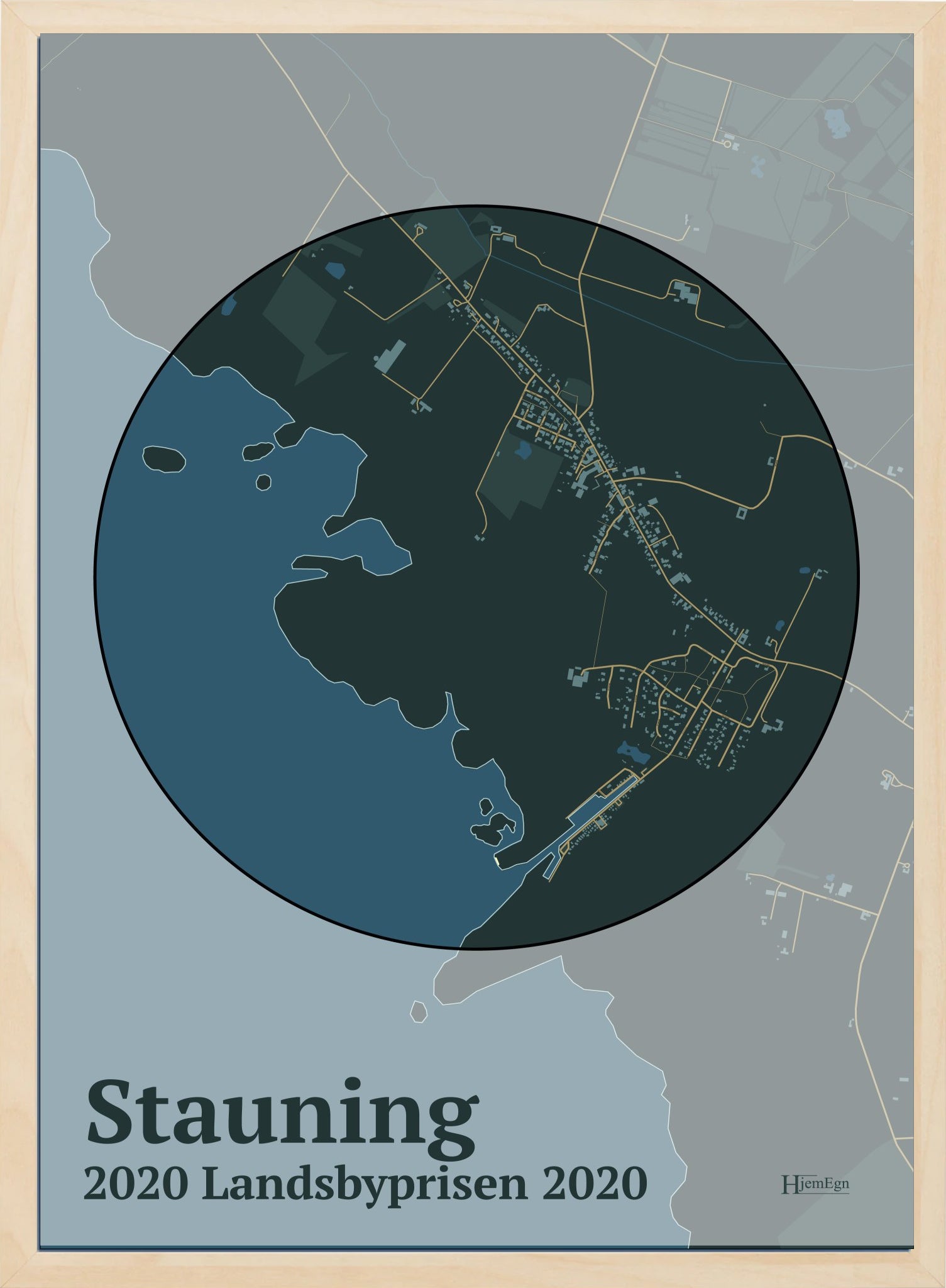 Stauning Vinder Af Landsbyprisen 2020 plakat i farve mørk grøn og HjemEgn.dk design centrum. Design bykort for Stauning Vinder Af Landsbyprisen 2020