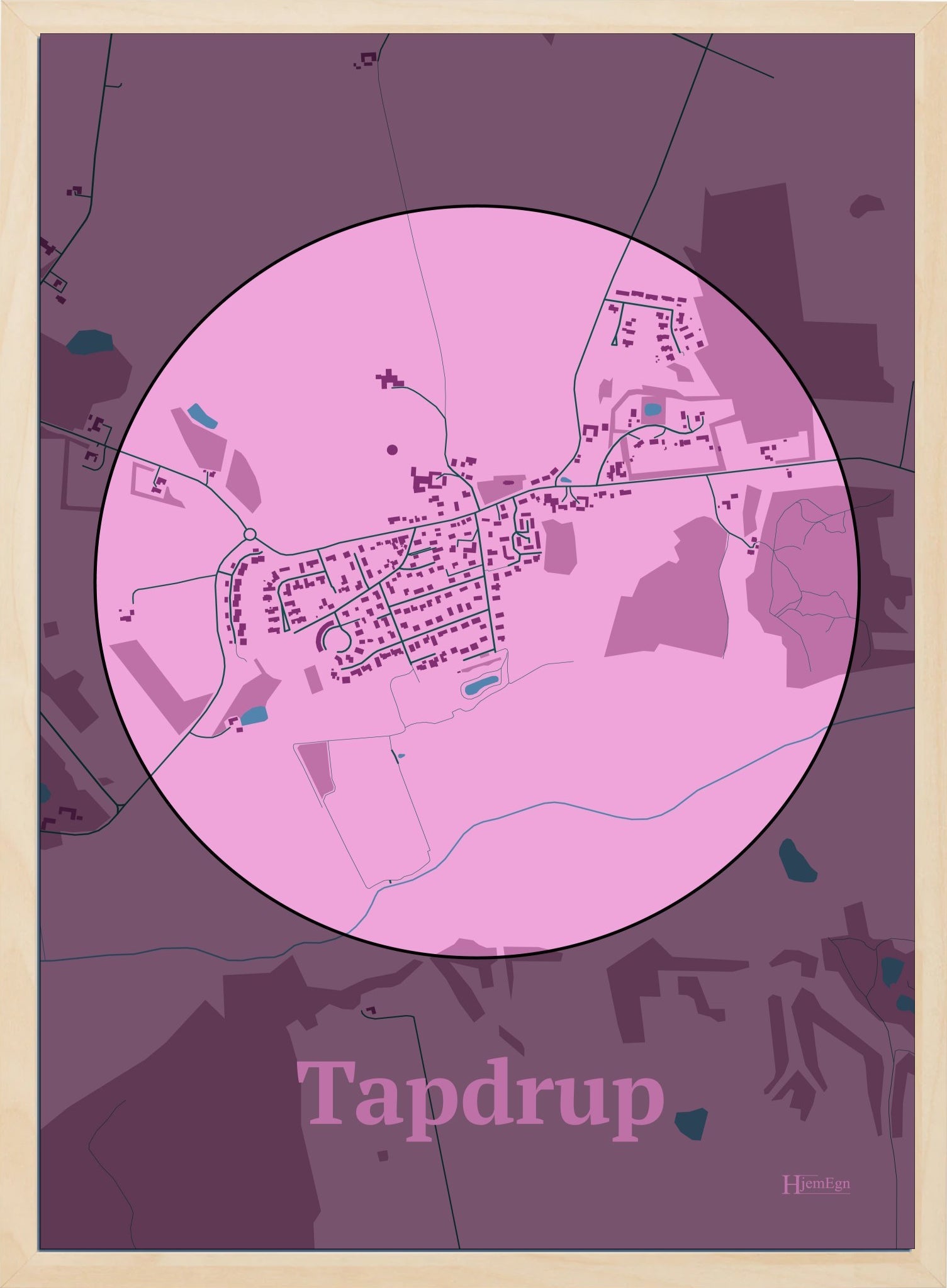 Tapdrup plakat i farve pastel rød og HjemEgn.dk design centrum. Design bykort for Tapdrup