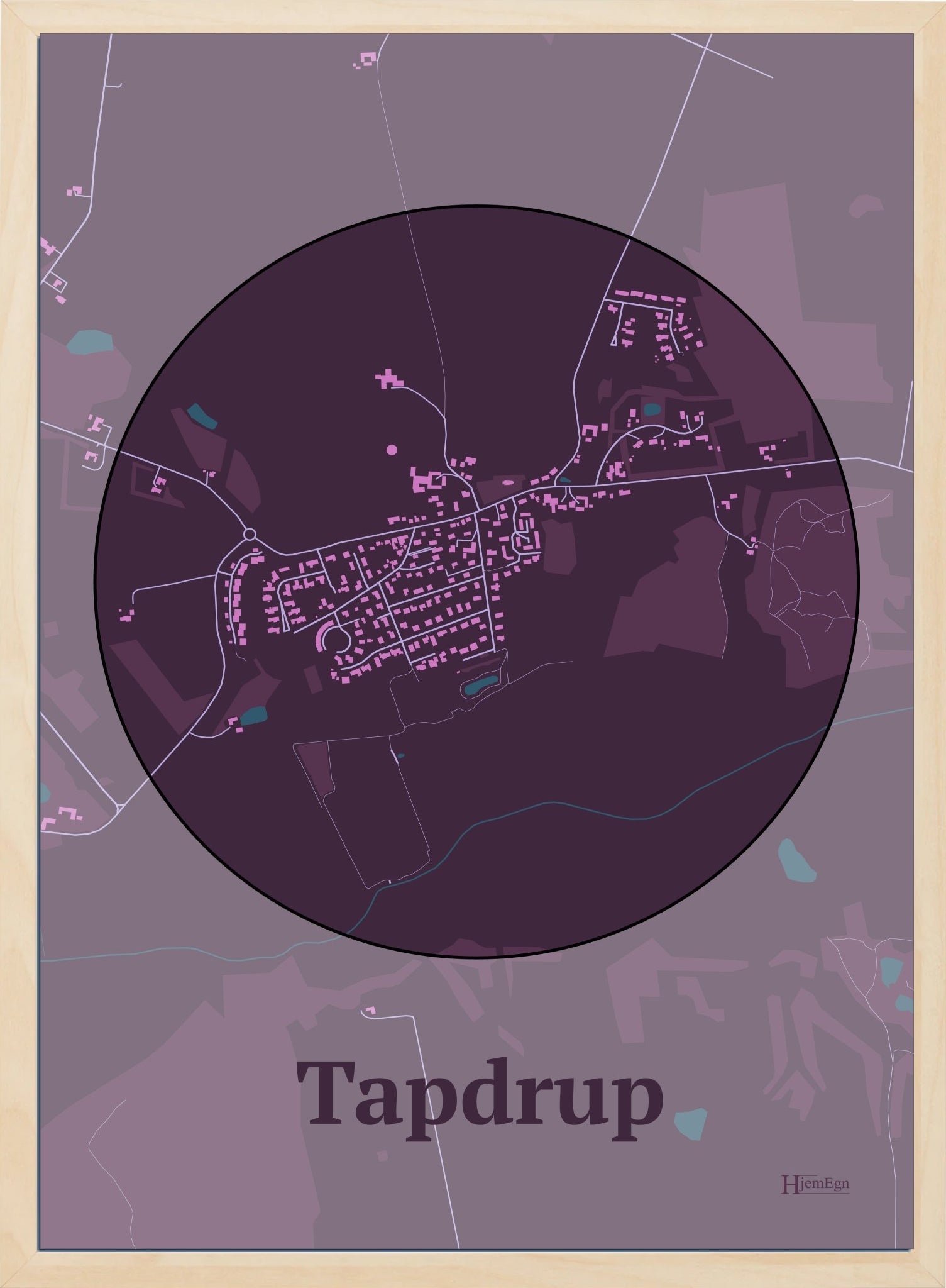 Tapdrup plakat i farve mørk rød og HjemEgn.dk design centrum. Design bykort for Tapdrup