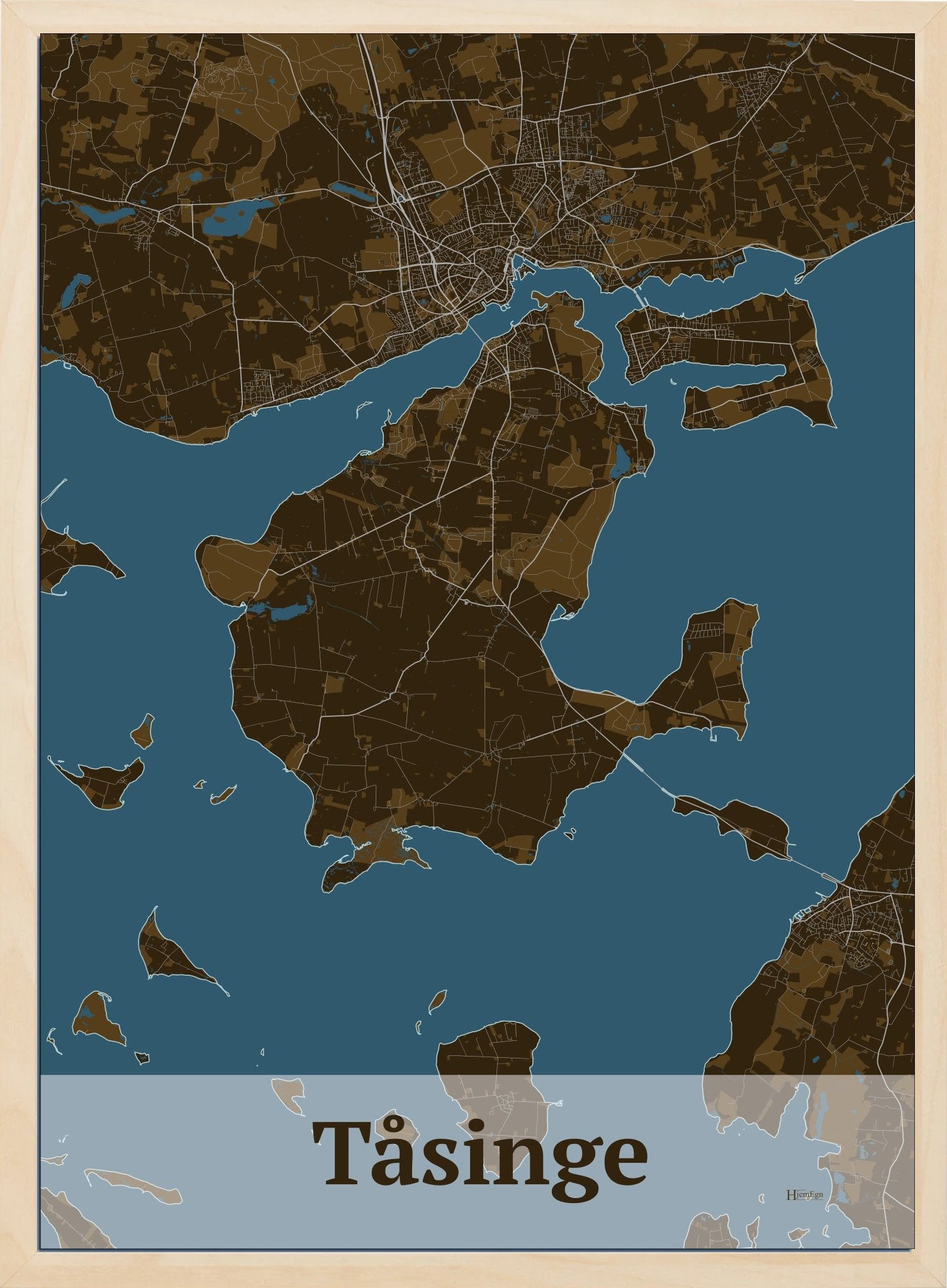 Tåsinge plakat i farve mørk brun og HjemEgn.dk design firkantet. Design ø-kort for Tåsinge
