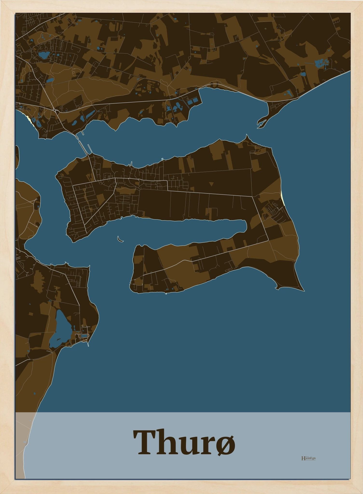 Thurø plakat i farve mørk brun og HjemEgn.dk design firkantet. Design ø-kort for Thurø