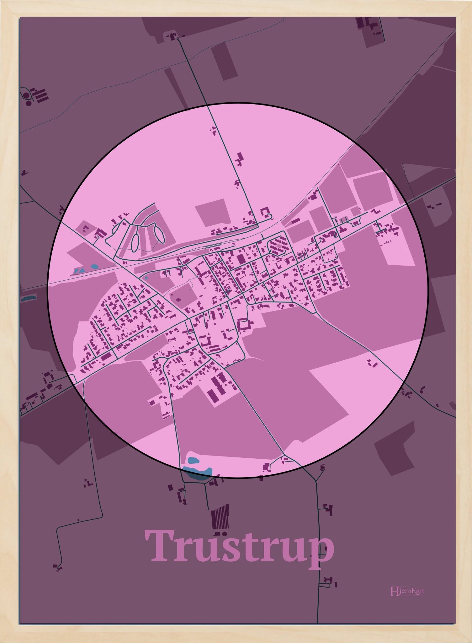 Trustrup plakat i farve pastel rød og HjemEgn.dk design centrum. Design bykort for Trustrup