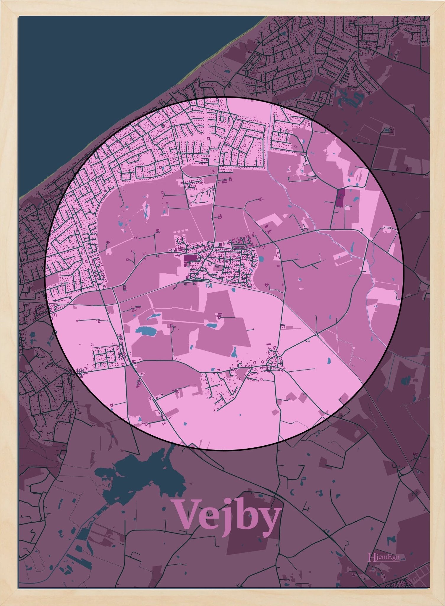 Vejby plakat i farve pastel rød og HjemEgn.dk design centrum. Design bykort for Vejby