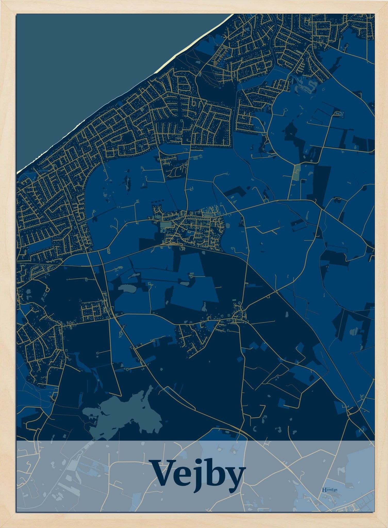 Vejby plakat i farve mørk blå og HjemEgn.dk design firkantet. Design bykort for Vejby