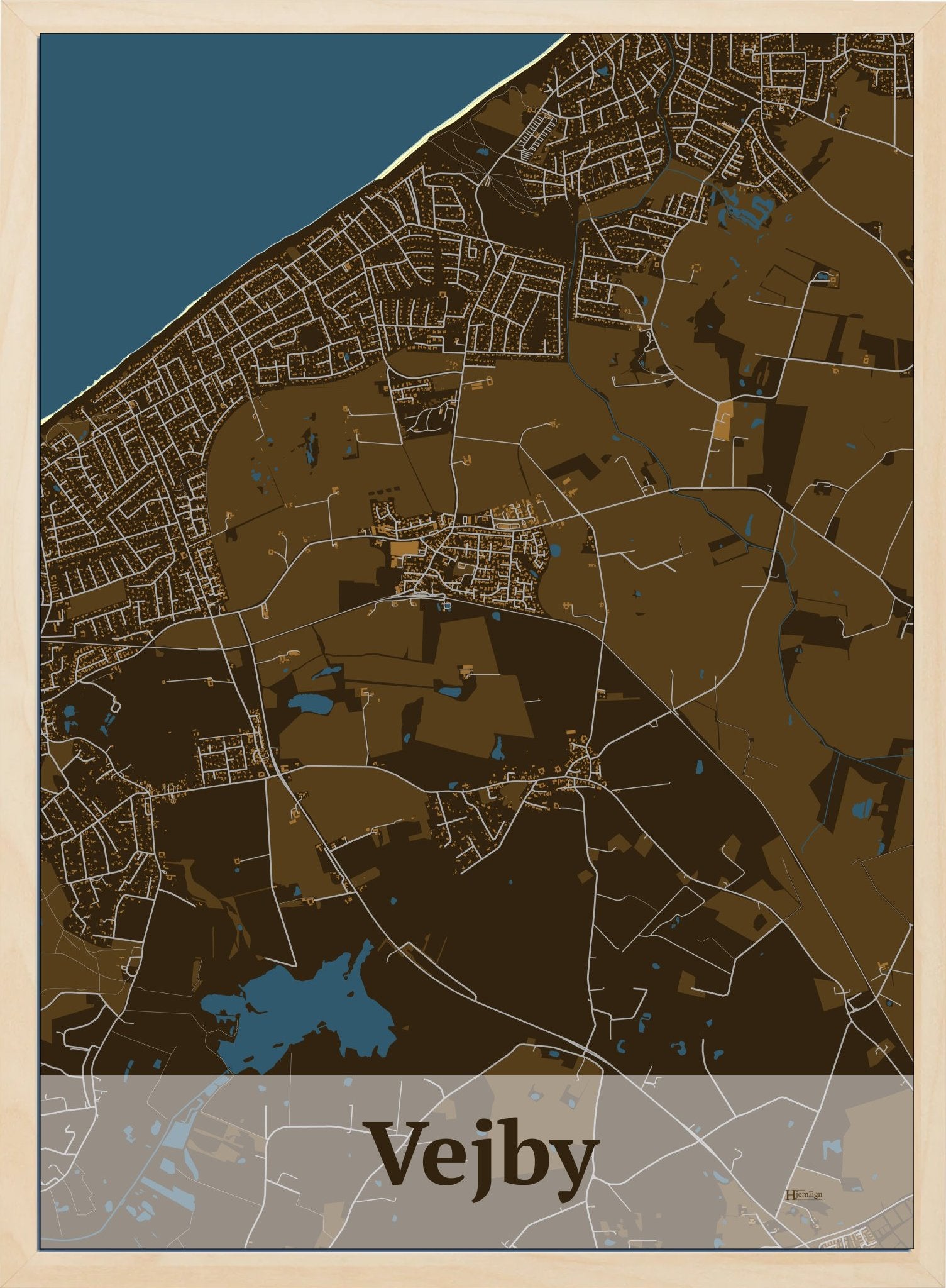 Vejby plakat i farve mørk brun og HjemEgn.dk design firkantet. Design bykort for Vejby