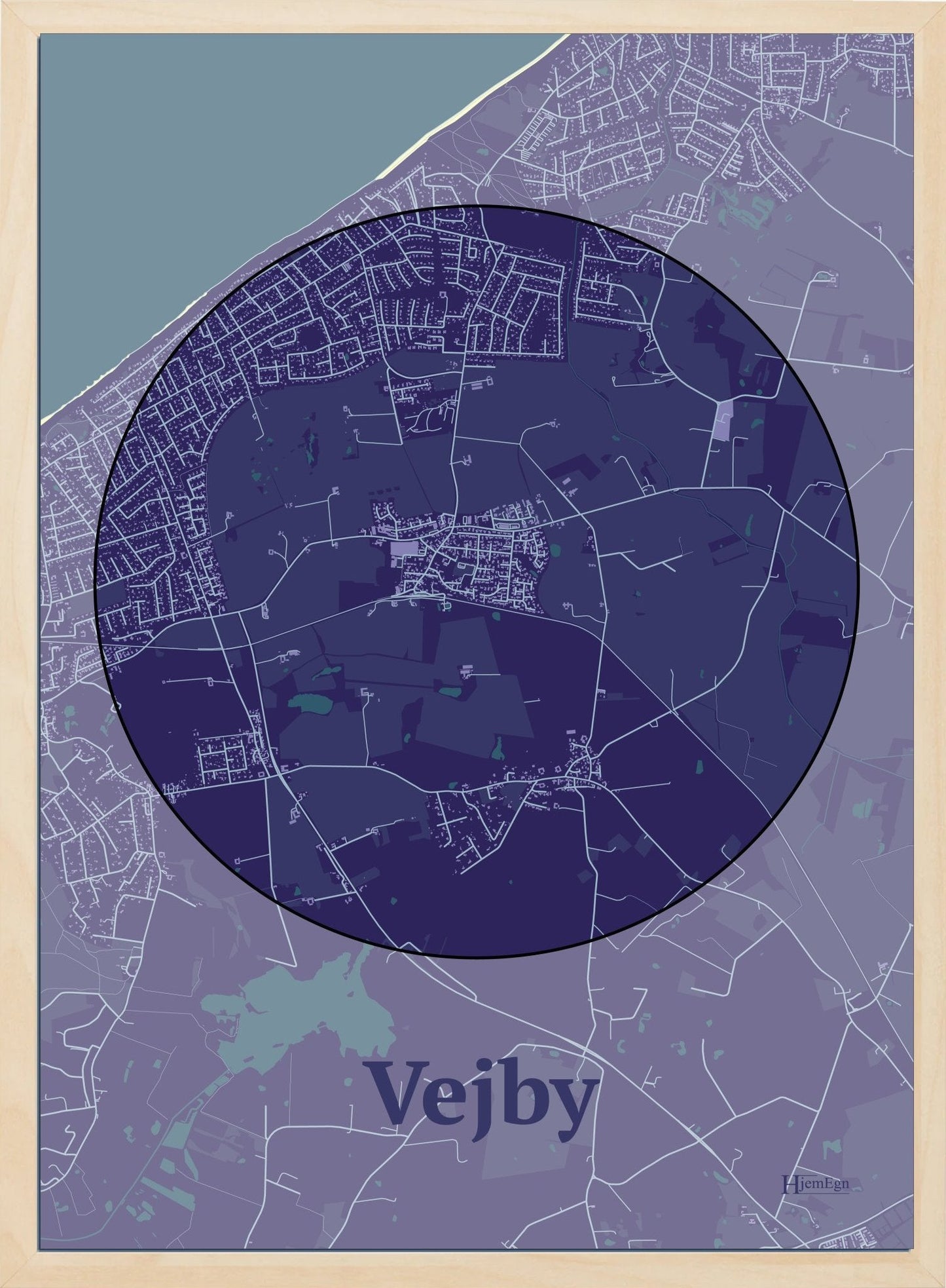 Vejby plakat i farve mørk lilla og HjemEgn.dk design centrum. Design bykort for Vejby