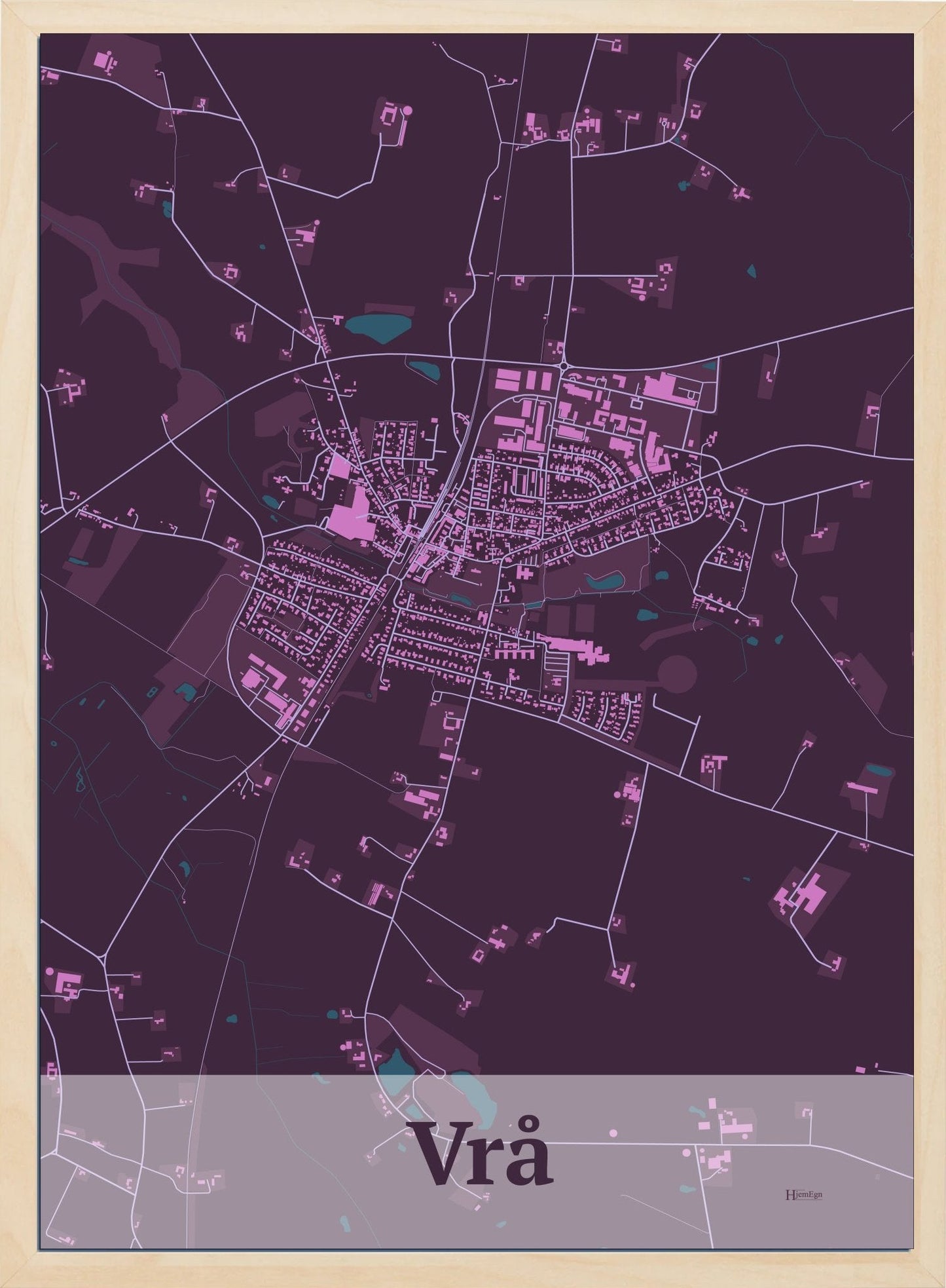 Vrå plakat i  mørk rød og HjemEgn.dk design firkantet. Design bykort for Vrå